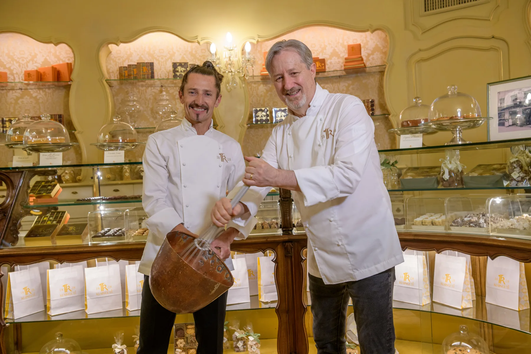 I due chef pasticceri del gruppo nella pasticceria Klainguti a Genova